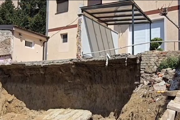 (FOTO, VIDEO) OBRUŠIO SE DEO GRADILIŠTA NA VOŽDOVCU Kuća ostala "DA VISI U VAZDUHU", porodica odmah iseljena - oglasila se INSPEKCIJA