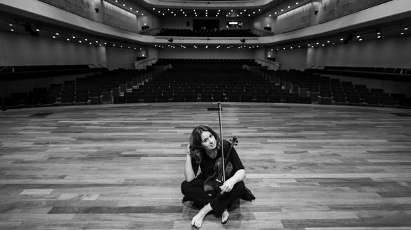 Patricia Kopatchinskaja zagra 30 sierpnia w Krakowie. Na scenie zawsze występuje na bosaka