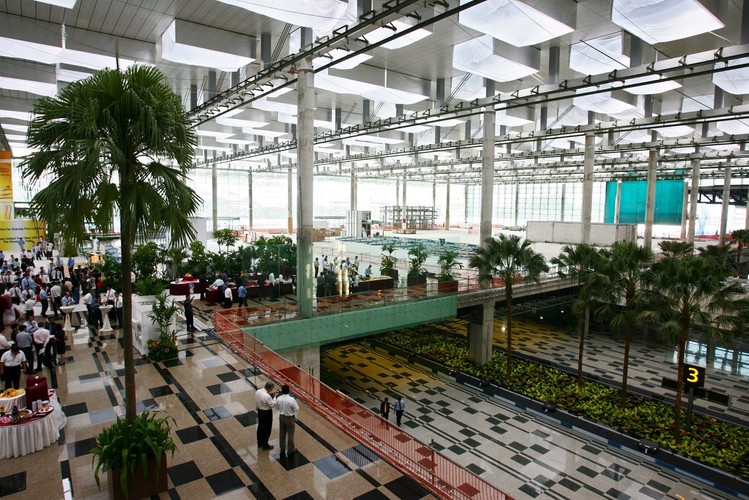 Terminal 3 lotniska Changi, oddany do użytku w 2008 roku. Budowa terminalu kosztowała prawie 900 mln euro. Tylko ten terminal może obsłużyć 20 mln pasażerów, czyli 2x więcej, niż obecnie przewija się przez rok na lotnisku Chopina w Warszawie. Obecnie w budowie znajduje się terminal 4, który ma obsługiwać tanie linie (stanie na miejscu wyburzonego w 2012 roku terminalu 'budget'), a w planach jest budowa terminala 5, który ma obsłużyć nawet do 50 mln pasażerów rocznie. Fot.  EPA/HOW HWEE YOUNG