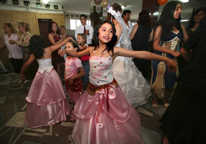 Za romsku devojčicu izbor ne postoji, jer umesto nje biraju roditelji