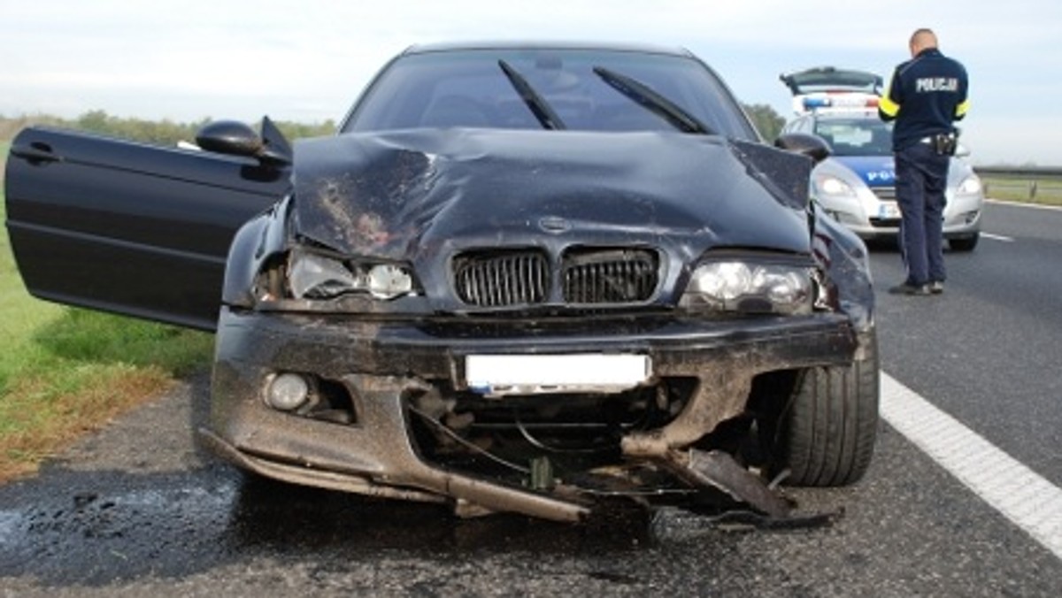 Jechał pijany, spowodował wypadek na autostradzie, porzucił auto i uciekł. Po kilku godzinach 46-latek z Gliwic zgłosił się jednak na policję. Odpowie nie tylko za wypadek, ale też za nielegalne posiadanie broni, którą policjanci znaleźli w jego samochodzie. Decyzją sądu najbliższe trzy miesiące mężczyzna spędzi w areszcie.