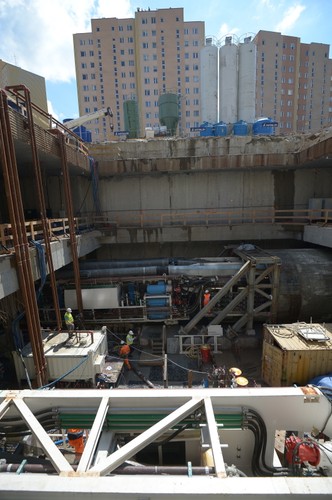 Prezydent Warszawy zwróciła uwagę, że oprócz dwóch linii metra są jeszcze w stolicy cztery linie naziemne - SKM, które również nie stoją w korkach. 'Szybkich linii - i pod powierzchnią, na powierzchni - jest więc sześć' - zaznaczyła.<br>
<br>
Druga linia metra ma mieć 23 km długości i 21 stacji. Plany m.st. Warszawy zakładają dokończenie budowy całej II linii do 2023 r. Fot. PAP/Marcin Obara