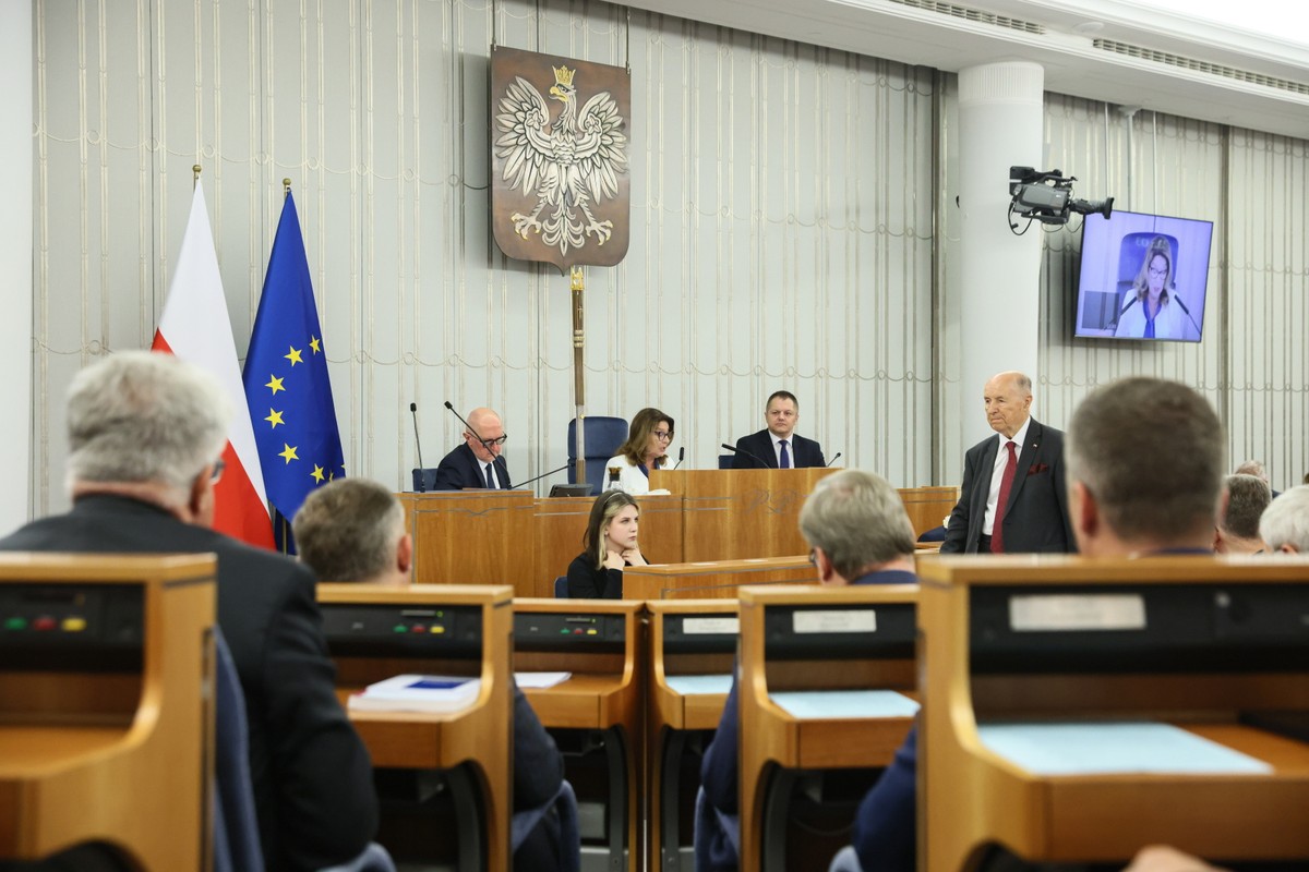 Senatorowie na sali obrad Senatu w Warszawie, Senat rozpoczyna dwudniowe posiedzenie. Zajmie się ustawą o bonie energetycznym, ustawą "Aktywny rodzic", a także nowelizacją ustawy o pomocy obywatelom Ukrainy w związku z konfliktem zbrojnym na terytorium tego państwa
