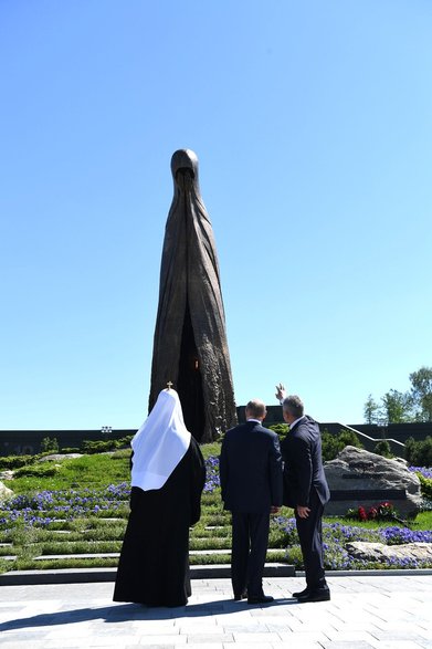 Patriarcha Rosji Cyryl, Putin i Szojgu oglądają znajdującą się obok cerkwi nową rzeźbę. Nazywa się "Matkom zwycięzców". Kubinka, czerwiec 2022 r. 