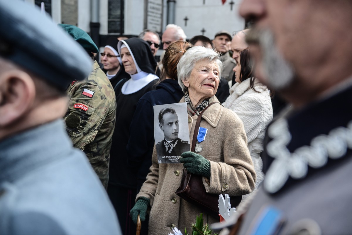 Ludzie przed warszawskim kościołem pw. św. Karola Boromeusza, podczas mszy żałobnej w intencji ppłk. Zygmunta Szendzielarza "Łupaszki".