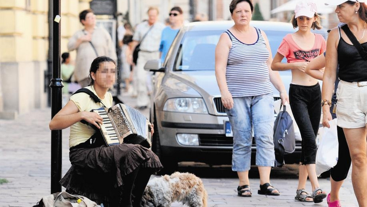 "Polska Gazeta Krakowska": Na zawsze wypełnionej muzyką ulicy Kanoniczej od kilku tygodni słychać tylko małych romskich żebraków, którzy brzdąkają na akordeonach. Grywające tu zespoły kameralne i folklorystyczne, a także wykonawcy muzyki dawnej nie wytrzymali takiej konkurencji.