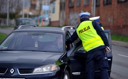 Ręce na kierownicy i nie drgnij. Czy kierowca musi zostać w aucie w czasie kontroli?