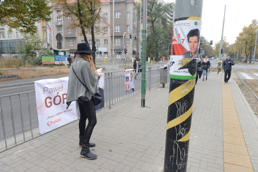 Nielegalne plakaty zaśmiecają Wrocław