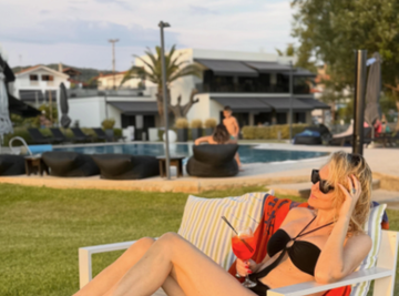 Voditeljka (48) tvrdi da nije potrčala 10 godina, sad ZAGRMELA U BIKINIJU: Crni kupaći malo toga ostavio mašti, a evo koja je tajna njenog izgleda