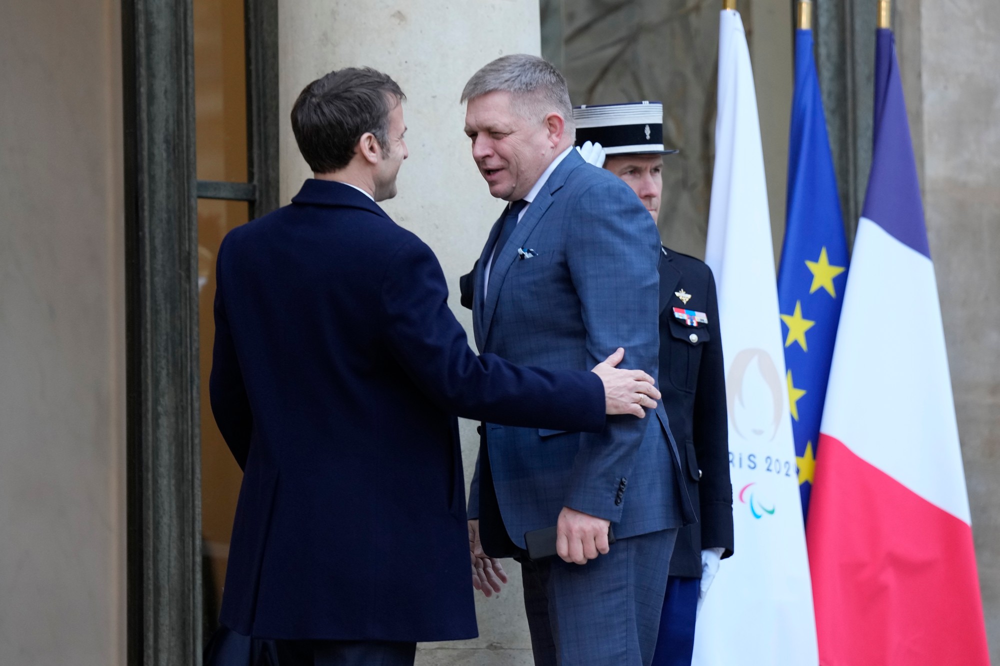 Slovenský premiér Robert Fico, ktorého víta francúzsky prezident Emmanuel Macron v Paríži na konferencii na podporu Ukrajiny.