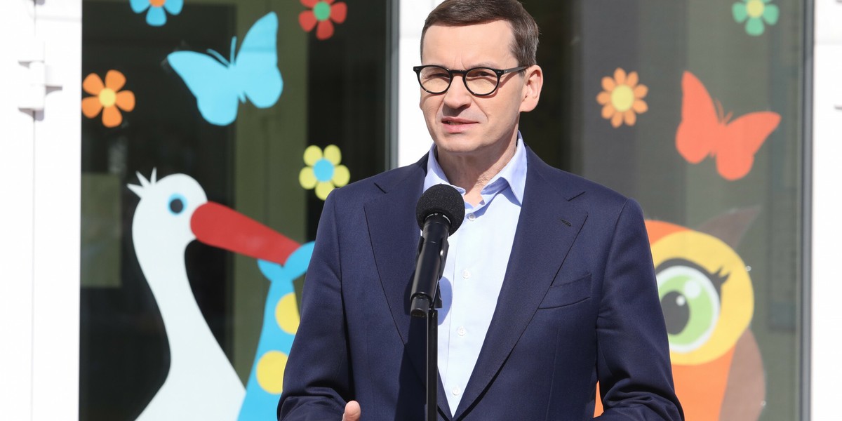 Premier Mateusz Morawiecki na tle pięknych dekoracji na oknie żłobka w Żabiej Woli, który odwiedził we wtorek