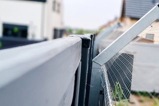 Sąsiad może postawić płot bez Twojej zgody. Zabierze Ci światło, widok – a Ty jeszcze za to zapłacisz
