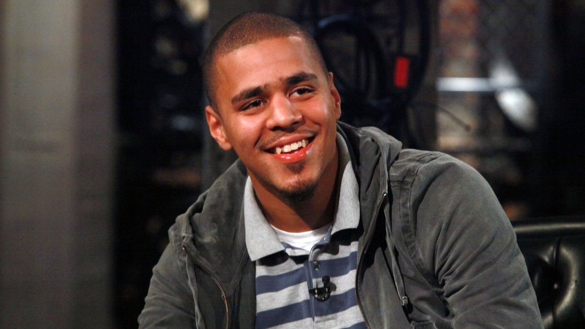 27 września nakładem wytwórni Roc Nation trafi do sprzedaży album "Cole World: The Sideline Story" rapera J. Cole'a.