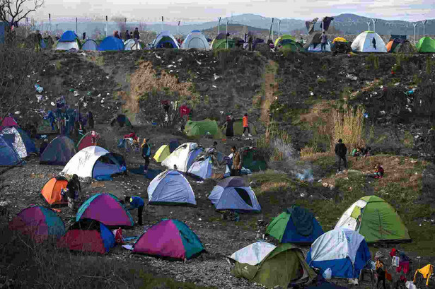 Imigranci koczujący w pobliżu granicy grecko-macedońskiej EPA/GEORGI LICOVSKI Dostawca: PAP/EPA.