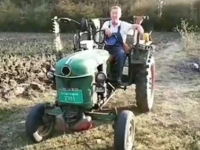 Deda na traktoru oduševio Tviter