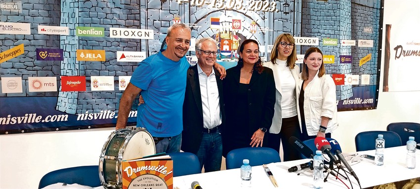 Predstavnici Nišvila sa direktorom muzeja u Nju Orelansu Gregom Lambosijem (drugi sleva)