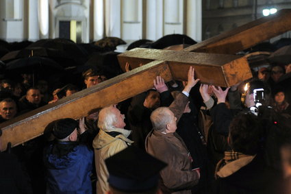 Sąd po stronie katechetki. Niosła krzyż na procesji mimo zwolnienia lekarskiego