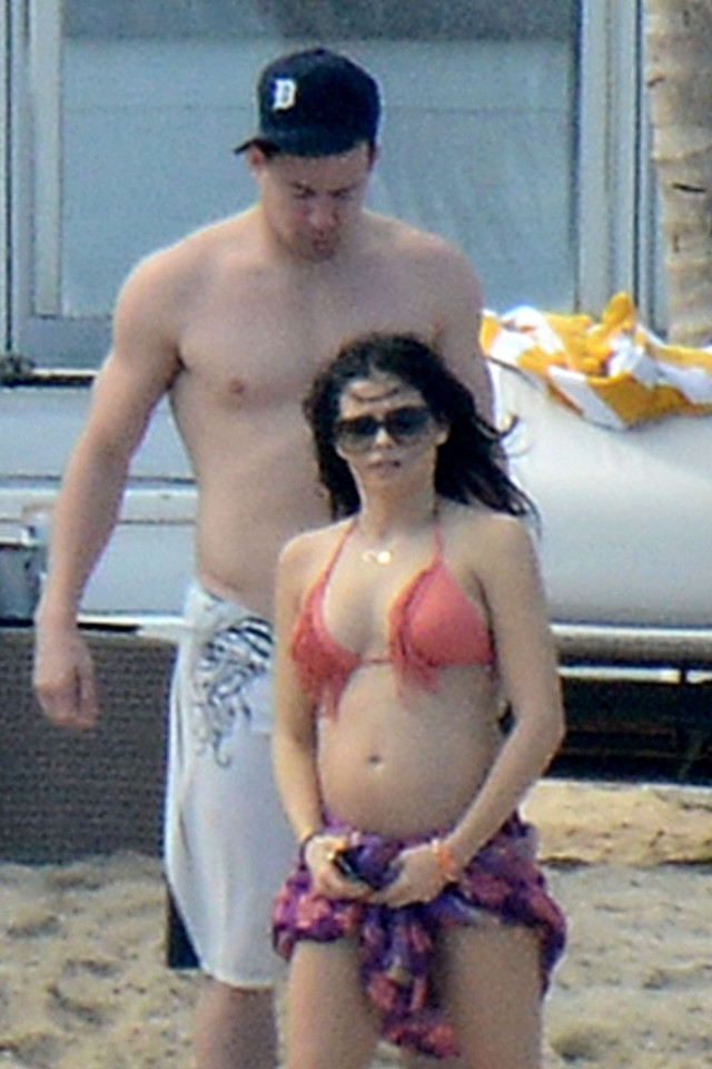 Channing Tatum z ciężarną żoną na plaży