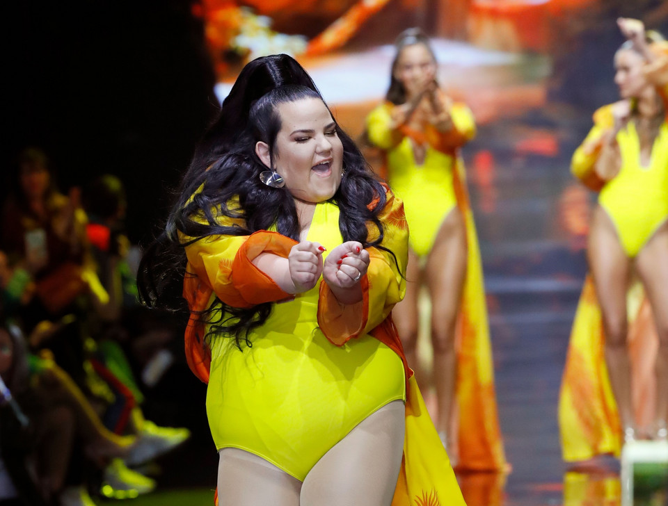 Netta Barzilai prezentuje na wybiegu strój kąpielowy