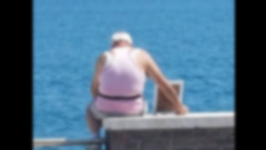 Zdjęcie staruszka siedzącego samotnie nad morzem poruszyło internautów. "To jest właśnie prawdziwa miłość"