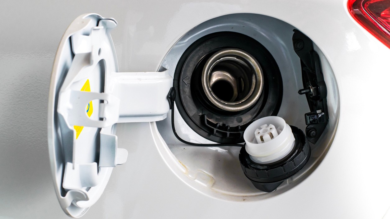 Kvapka vody v nádrži: Tichý zabijak motora!