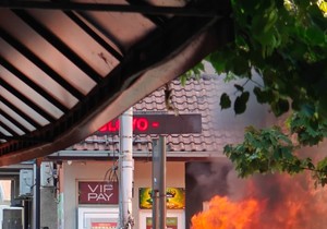 Zapaljen auto, Ugrinovačka ulica Zemun
