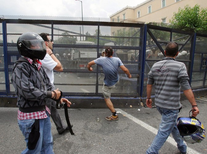 Dwumetrowe bariery przed parlamentem