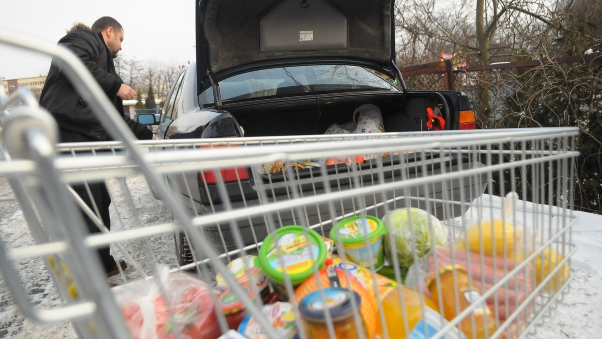 Nie sprzedajemy cukru i mąki w ilościach hurtowych - takie informacje pojawiły się w jednym z supermarketów w Lublinie. Jego pracownicy tłumaczą, że to przez klientów, którzy robili zapasy produktów, które wkrótce mają znowu zdrożeć.