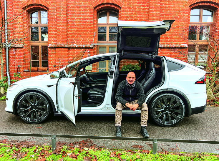 Tesla Model X Plaid: más, mint a többi - Blikk