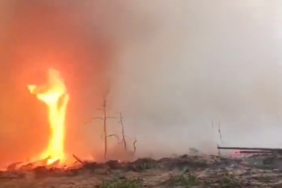 (VIDEO) VATRENI TORNADO BESNI OKO ČERNOBILJA! Ukrajinci objavili zastrašujući snimak retke pojave: Vatrogasci seli u kola i POBEGLI