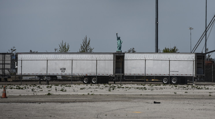Halottasházakat hoztak létre a Szabadság szobortól nem messze New Yorkban / Fotó: Getty Images