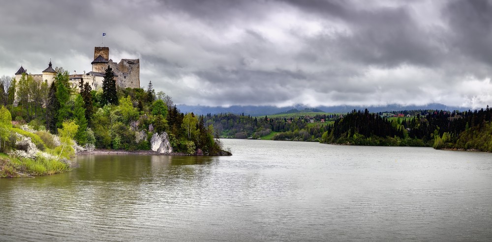 9. Niedzica. Posiadający węgierski rodowód Zamek w Niedzicy występuje także pod nazwą 'Dunajec'. Stanowi jeden z ciekawszych obiektów polskich Karpat. Powstał prawdopodobnie w latach dwudziestych czternastego wieku, jako górska warownia, która strzegła granicy z Polską. W późniejszych czasach pełnił bardziej rezydencyjną funkcję. Razem z zamkiem w Czorsztynie pysznią się na stromych zboczach nad wodami Jeziora Czorsztyńskiego, utworzonego na Dunajcu.