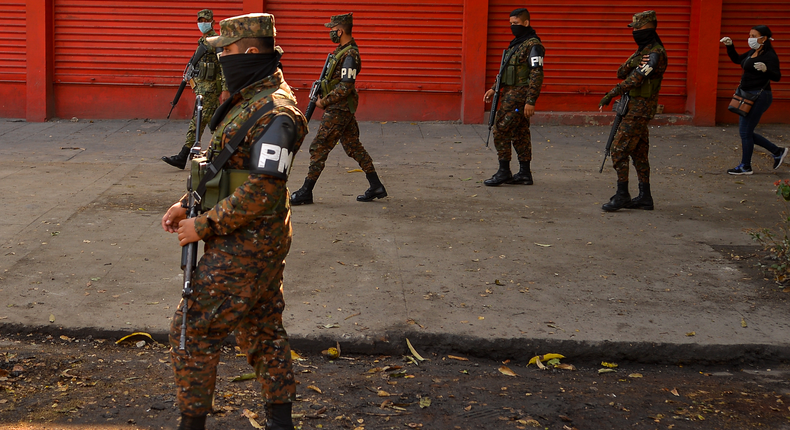 Soldiers stand guard at protest against the closure of aid centers in El Salvador that distributed subsidies during the coronavirus pandemic, on March 30, 2020.