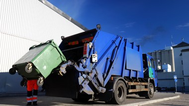 ile zarabia kierowca smieciarki stawki w polsce, niemczech i norwegii