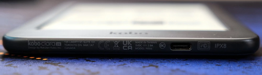 Czytnik Kobo Clara 2E ma złącze USB-C i wodoszczelną obudowę.