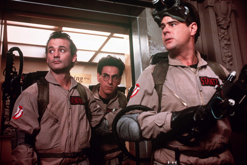 Bill Murray jako dr Peter Venkman, Harold Ramis jako dr Egon Spengler i Dan Aykroyd jako dr Raymond Stantz w filmie "Pogromcy duchów" (1984)