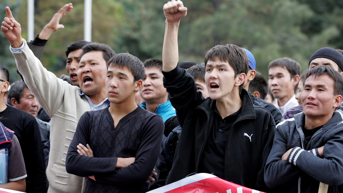 W Biszkeku, stolicy Kirgistanu, we wtorek drugi dzień z rzędu protestowali zwolennicy partii, która nie przekroczyła 5-procentowego progu w wyborach parlamentarnych 10 października. Zarzucają oni władzom, że wybory zostały sfałszowane, i grożą chaosem w kraju.