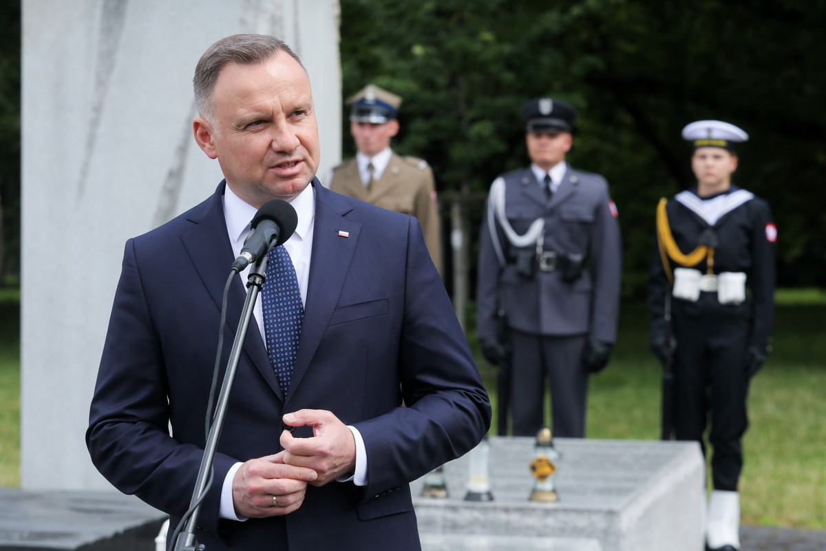 Warszawa, 11.07.2022. Prezydent RP Andrzej Duda podczas uroczystości z okazji Narodowego Dnia Pamięci Ofiar Ludobójstwa dokonanego przez ukraińskich nacjonalistów na obywatelach II Rzeczypospolitej Polskiej, 11 bm. na skwerze Wołyńskim w Warszawie. (mr) PAP/Paweł Supernak