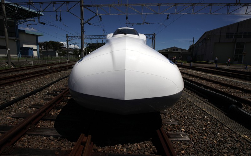„Shinkansen” tłumaczyć można dosłownie jako „Nową Główną Linię”. Nazwa odnosiła się początkowo wyłącznie do linii Tokio-Osaka. Rozrastająca się siatka połączeń przejęła jednak tę nazwę i  japońska kolej dużych prędkości znana jest pod nią na całym świecie.