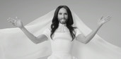 Conchita w teledysku "Heroes"