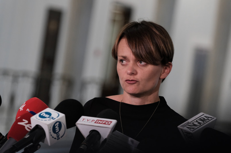 Terlecki został w czwartek w Sejmie spytany przez dziennikarzy o przypadek b. wicepremier Jadwigi Emilewicz, która mimo obostrzeń związanych z pandemią była z synami na nartach dzięki licencji PZN.