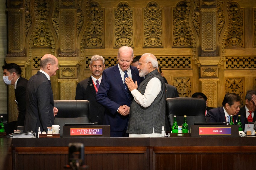 Džo Bajden i Narendra Modi na samitu G20 na Baliju