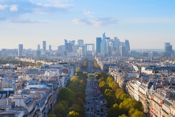 Widok na biznesową dzielnicę Paryża La Defense, Francja.