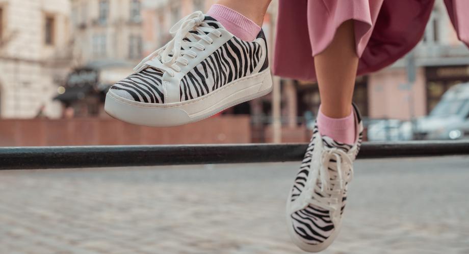 Wygodne sneakersy od 59,99 zł. TOP 18 modeli do szortów i sukienek