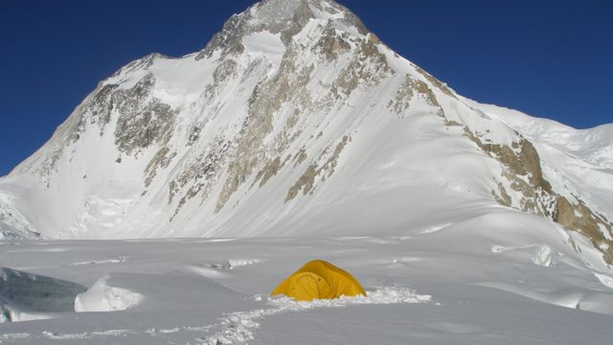 Polscy alpiniści założyli obóz III na wysokości 7040 m i są gotowi do ataku na niezdobyty zimą ośmiotysięcznik Gasherbrum I (8068 m). Jednak silny wiatr uniemożliwia wspinaczkę - poinformował kierownik wyprawy Artur Hajzer.