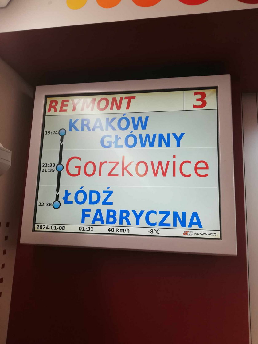 Pociąg miał być w Gorzkowicach o 21:38. Dojechał po 1:30. 