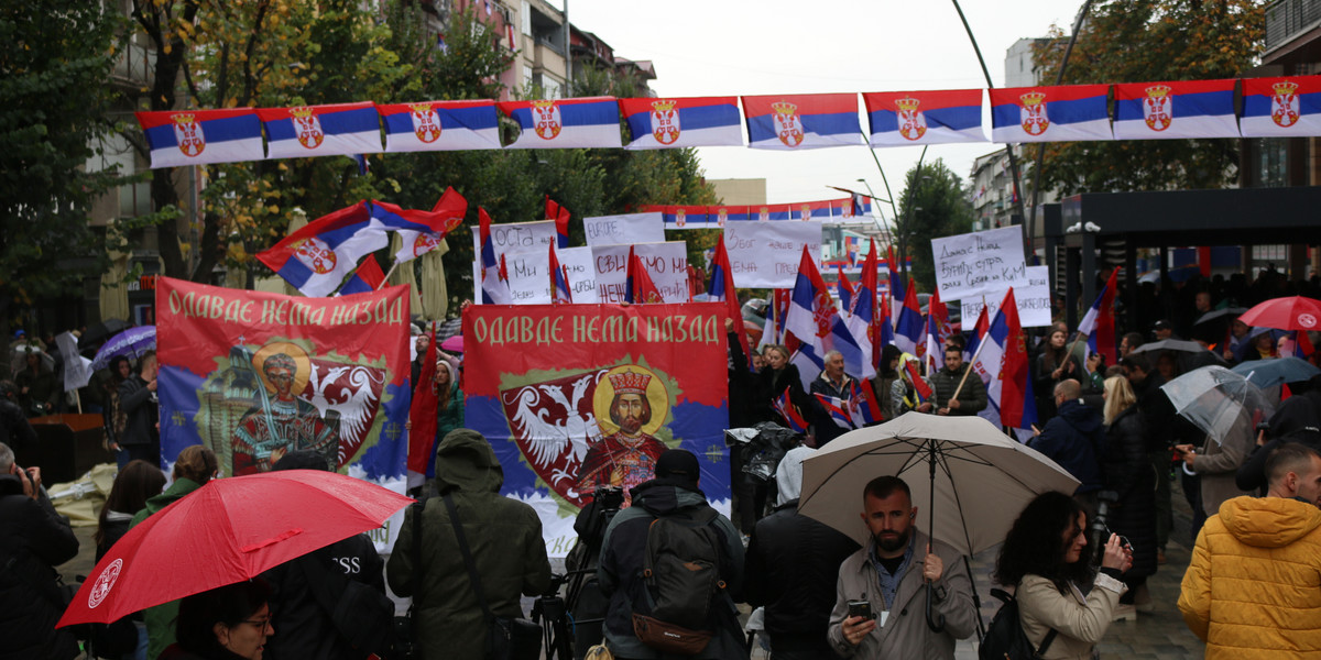 Kosowscy Serbowie protestują przeciwko obowiązkowi wymiany tablic rejestracyjnych.