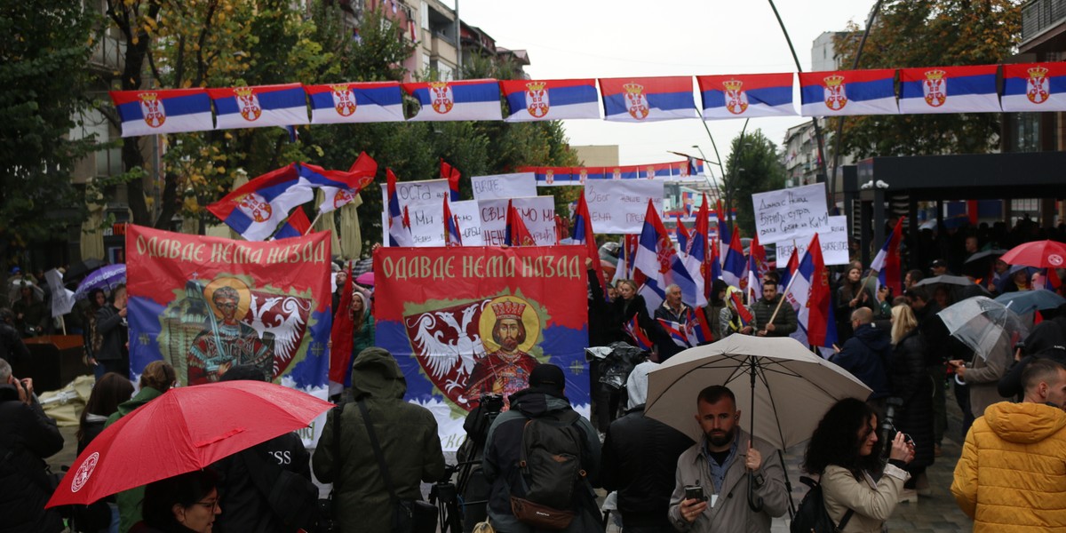 Kosowscy Serbowie protestują przeciwko obowiązkowi wymiany tablic rejestracyjnych.