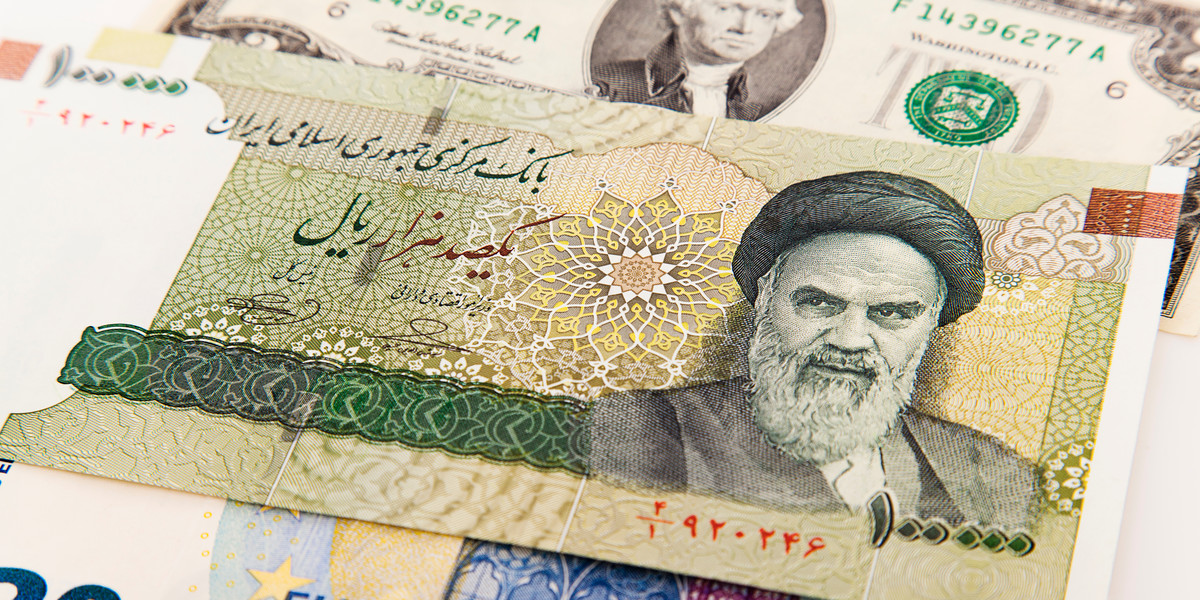 Pomysł denominacji pojawił się w Iranie w 2008 roku, ale zyskał na znaczeniu 10 lat później, kiedy prezydent USA Donald Trump wycofał się z umowy nuklearnej i ponownie nałożył na Iran sankcje, w wyniku których rial stracił ponad 60 proc. swojej wartości.