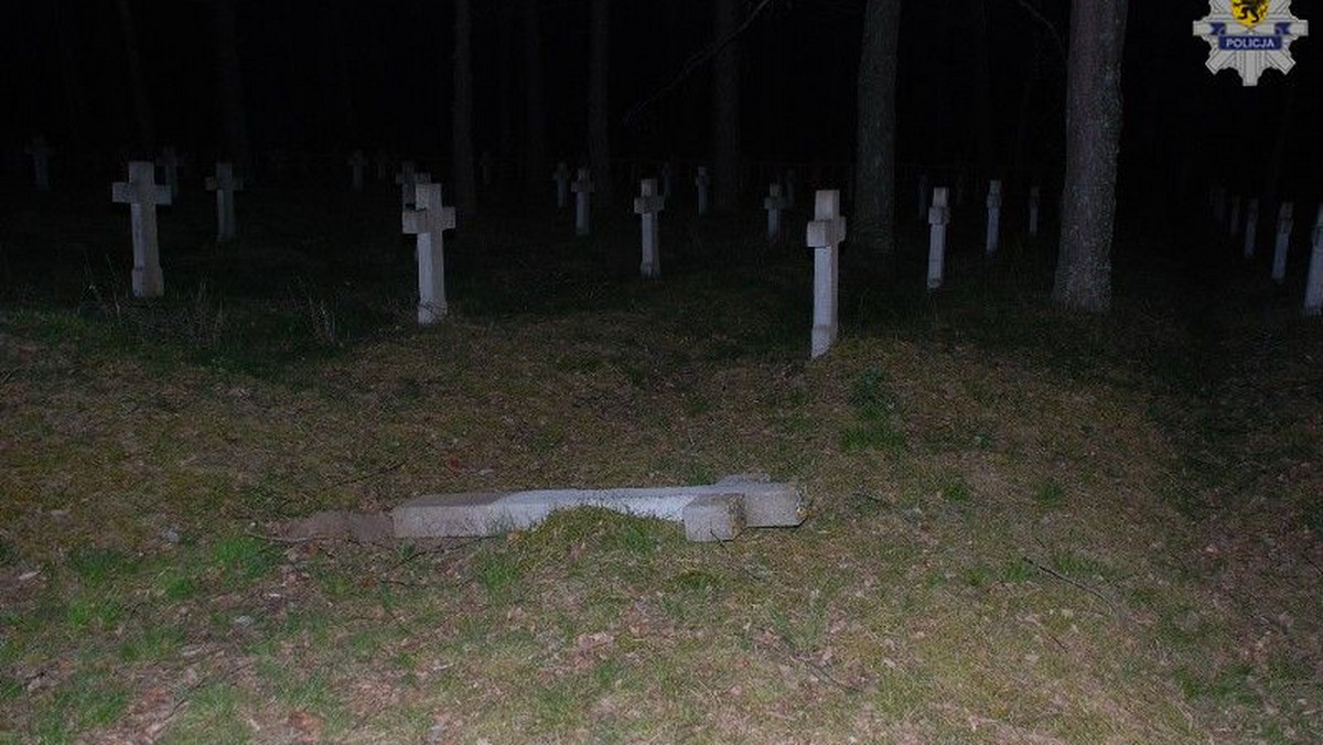 Przewrócili trzy przęsła ogrodzenia, uszkodzili płot i wyrwali kamienny krzyż na Cmentarzu Wojennym w Łukowie (powiat chojnicki). Sześciu wandali (to chłopcy w wieku od 14 do 16 lat) trafiło już w ręce czerskich policjantów. Za zniszczenie nekropolii młodym chuliganom grozi nawet pięć lat więzienia.